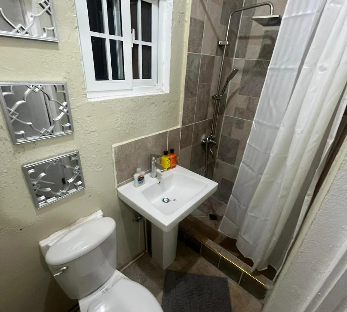 Inez Roots Hostel Montego Bay